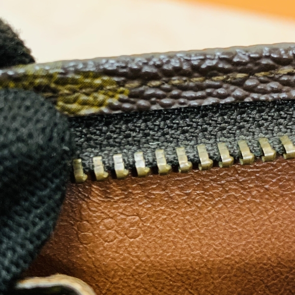 đź’‹Authentic Louis Vuitton Vintage Toiletry 26 - Picture 3 of 13